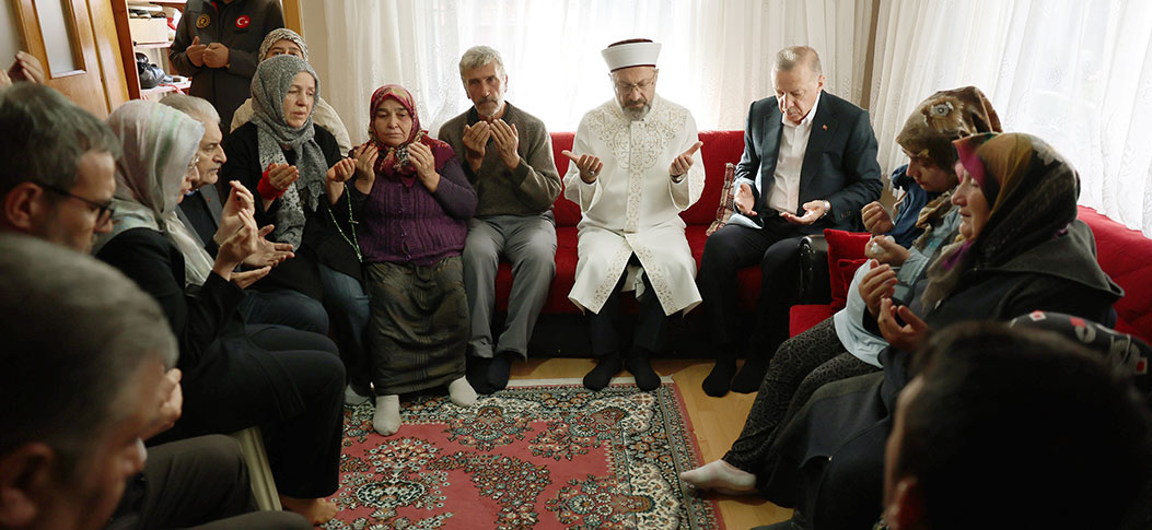 Cumhurbaşkanı Erdoğan hayatını kaybeden madenci Selçuk Ayvaz’ın ailesine taziye ziyaretinde bulundu